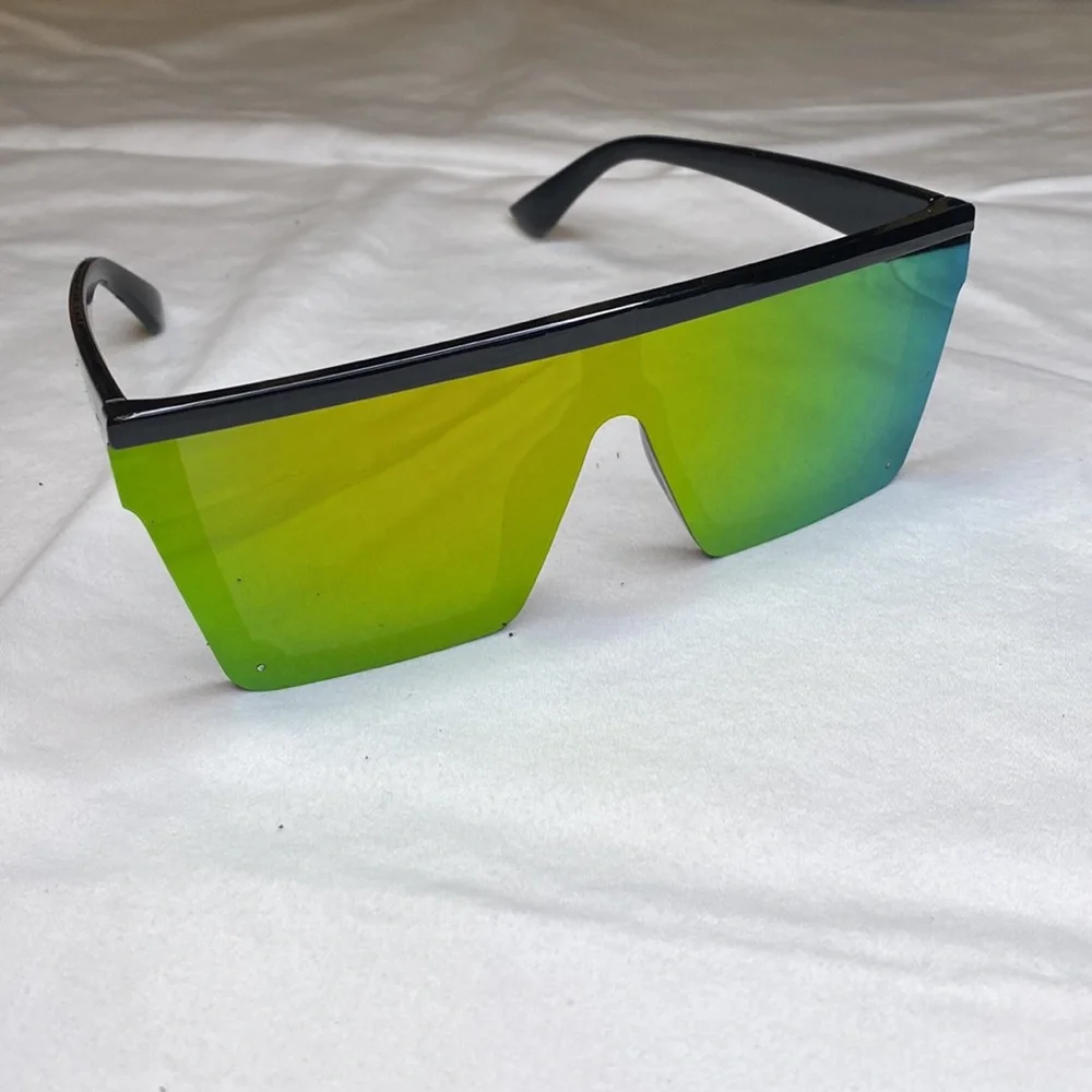 One-Piece Large Framed Fashion Sunglasses with Soft Case